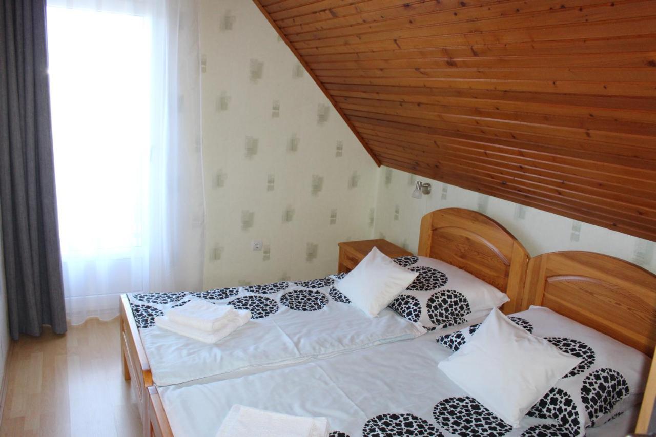 Lizi Apartman Alsoors Exterior photo