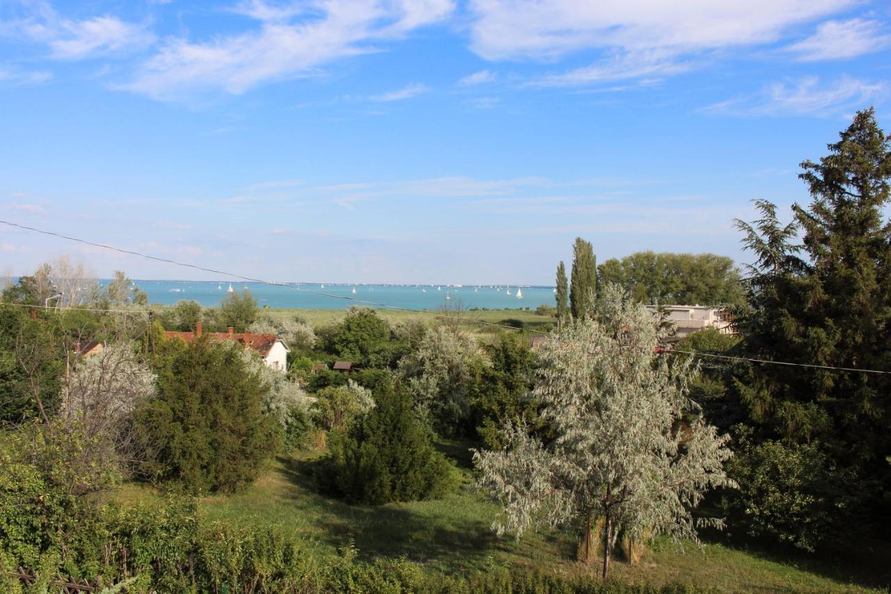 Lizi Apartman Alsoors Exterior photo