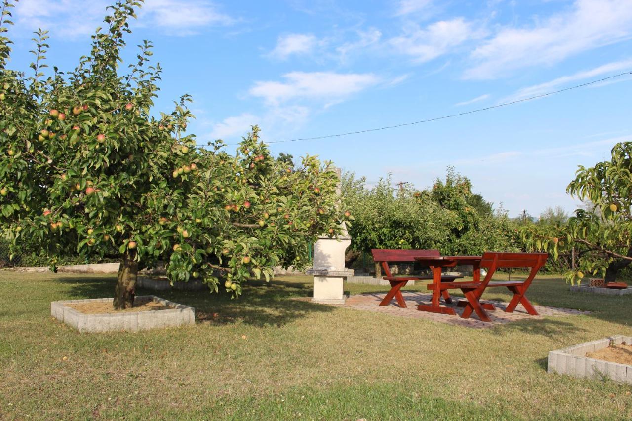 Lizi Apartman Alsoors Exterior photo